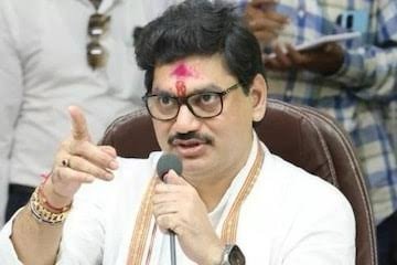 संतोष देशमुख यांच्या हत्येप्रकरणी अन्न व नागरी पुरवठा मंत्री धनंजय मुंडे यांच्या राजीनाम्याची मागणी सध्या राजकीय वर्तुळात चांगलीच गाजत आहे.